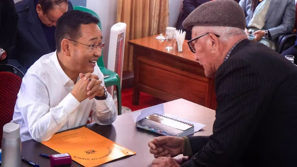 Sikkim के मुख्यमंत्री प्रेम सिंह तमांग ने रेनॉक में जनता भेट कार्यक्रम में 1,100 लोगों से मुलाकात की Sikkim के मुख्यमंत्री प्रेम सिंह तमांग ने रेनॉक में जनता भेट कार्यक्रम में 1,100 लोगों से मुलाकात की