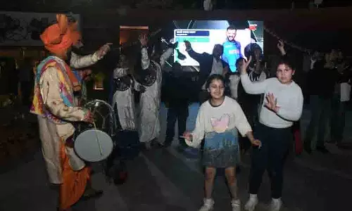 भारत द्वारा Pakistan को हराने पर जश्न का माहौल