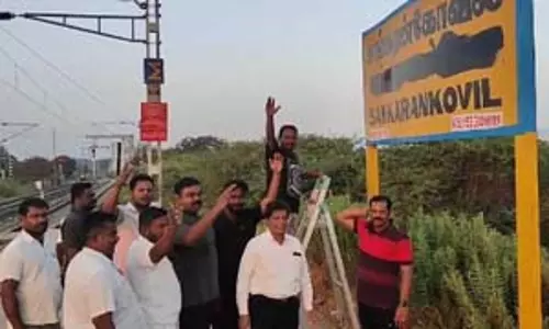 DMK कार्यकर्ताओं ने शंकरनकोइल रेलवे स्टेशन के नाम बोर्ड पर हिंदी अक्षरों को काला किया