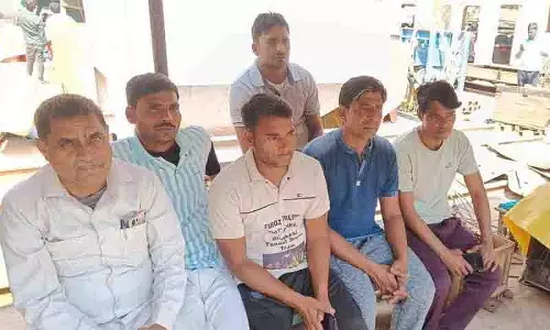 SLBC दुर्घटना स्थल पर बचाव अभियान में शामिल हुए खनिक SLBC दुर्घटना स्थल पर बचाव अभियान में शामिल हुए खनिक