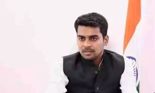 Hyderabad कलेक्टर ने सरकारी कर्मचारियों को देर से आने की चेतावनी दी Hyderabad कलेक्टर ने सरकारी कर्मचारियों को देर से आने की चेतावनी दी