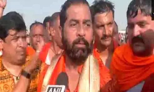 महाराष्ट्र के उपमुख्यमंत्री ने परिवार के साथ महाकुंभ का दौरा किया, संगम में पवित्र स्नान किया महाराष्ट्र के उपमुख्यमंत्री ने परिवार के साथ महाकुंभ का दौरा किया, संगम में पवित्र स्नान किया