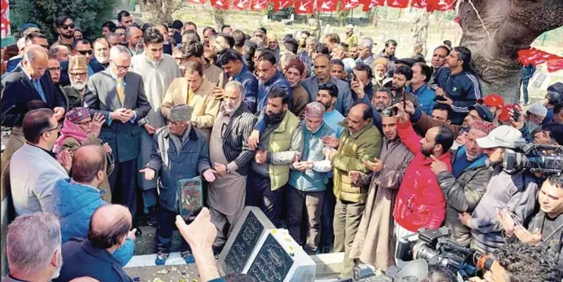 उमर अब्दुल्ला ने पार्टी पदाधिकारियों के साथ मिलकर शेख नजीर को श्रद्धांजलि अर्पित की उमर अब्दुल्ला ने पार्टी पदाधिकारियों के साथ मिलकर शेख नजीर को श्रद्धांजलि अर्पित की