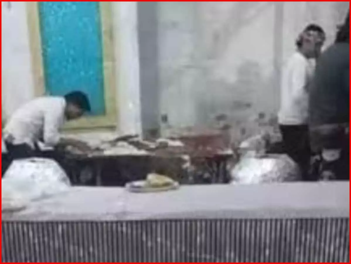शादी में पहुंचे मेहमानों कजो खिला रहा था थूक वाली रोटी, हलवाई का कर्मचारी गिरफ्तार शादी में पहुंचे मेहमानों कजो खिला रहा था थूक वाली रोटी, हलवाई का कर्मचारी गिरफ्तार