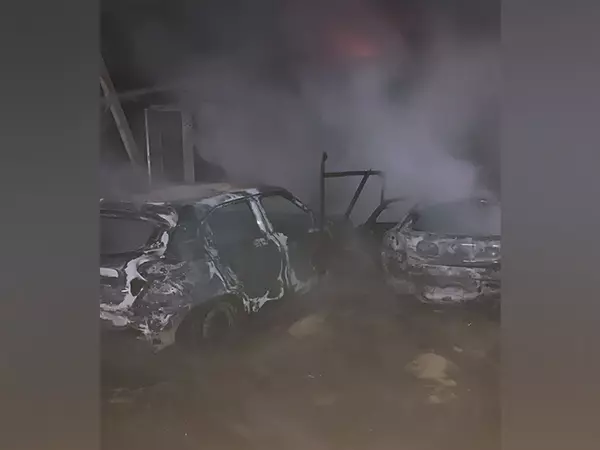 Delhi: द्वारका में लगी आग बुझाई गई, 2 वाहन, किराना दुकान जली Delhi: द्वारका में लगी आग बुझाई गई, 2 वाहन, किराना दुकान जली