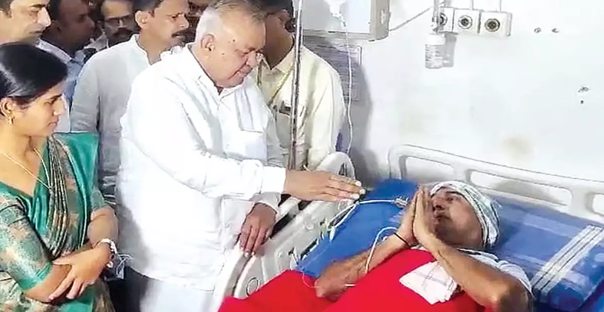 Karnataka: कंडक्टर हमला मामला: तनाव कम करने के लिए कर्नाटक महाराष्ट्र से करेगा बातचीत Karnataka: कंडक्टर हमला मामला: तनाव कम करने के लिए कर्नाटक महाराष्ट्र से करेगा बातचीत