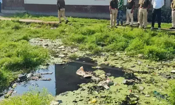 Bihar: पांच वर्षीय लापता उमरा का शव पानी लगे गड्ढे से बरामद Bihar: पांच वर्षीय लापता उमरा का शव पानी लगे गड्ढे से बरामद