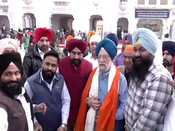 केंद्रीय मंत्री Hardeep Puri ने स्वर्ण मंदिर का दौरा किया केंद्रीय मंत्री Hardeep Puri ने स्वर्ण मंदिर का दौरा किया