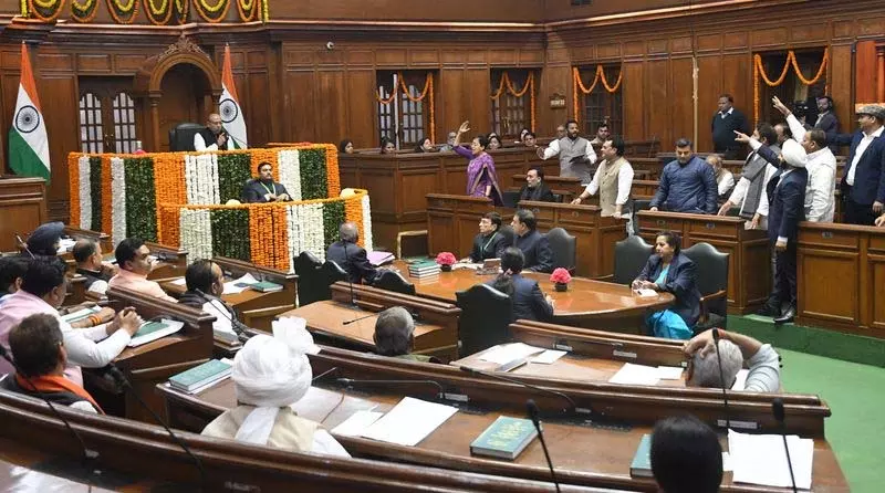 विधानसभा सत्र के पहले दिन अराजकता और विरोध प्रदर्शनों की संख्या दर्ज की गई विधानसभा सत्र के पहले दिन अराजकता और विरोध प्रदर्शनों की संख्या दर्ज की गई