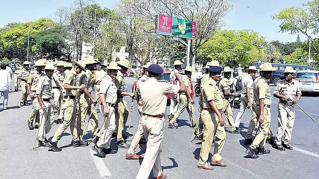 बस कंडक्टर पर हमला: सीमा पर तनाव जारी, सरकार ने महा सरकार से बातचीत आगे बढ़ाई बस कंडक्टर पर हमला: सीमा पर तनाव जारी, सरकार ने महा सरकार से बातचीत आगे बढ़ाई