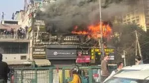 Delhi: रेस्टोरेंट में आग लग गई Delhi: रेस्टोरेंट में आग लग गई