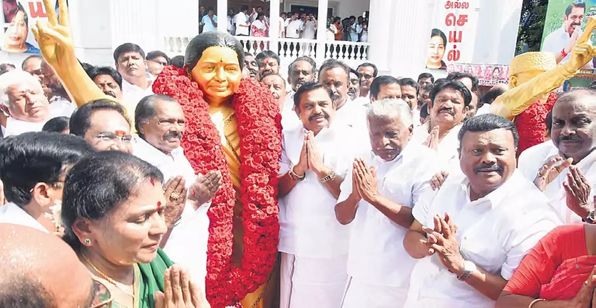 Tamil Nadu: ईपीएस, नेताओं ने दिवंगत सीएम जयललिता को 77वीं जयंती पर श्रद्धांजलि दी Tamil Nadu: ईपीएस, नेताओं ने दिवंगत सीएम जयललिता को 77वीं जयंती पर श्रद्धांजलि दी