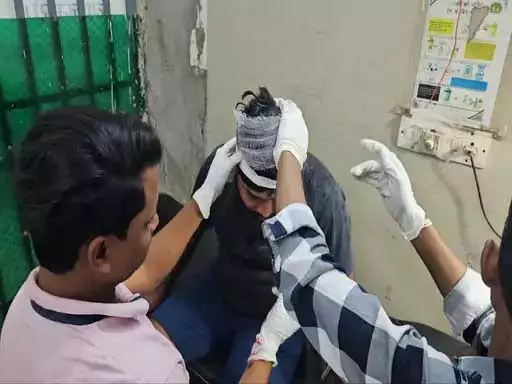 फाइनेंस कर्मचारियों की गुंडागर्दी, हमला कर कस्टमर को किया अधमरा फाइनेंस कर्मचारियों की गुंडागर्दी, हमला कर कस्टमर को किया अधमरा