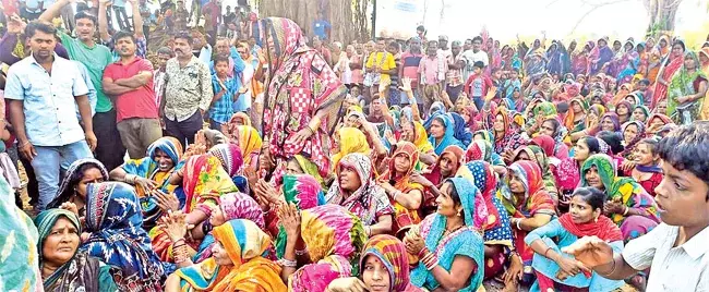 Odisha: गांव में दो समुदायों के बीच लंबे समय से मतभेद Odisha: गांव में दो समुदायों के बीच लंबे समय से मतभेद