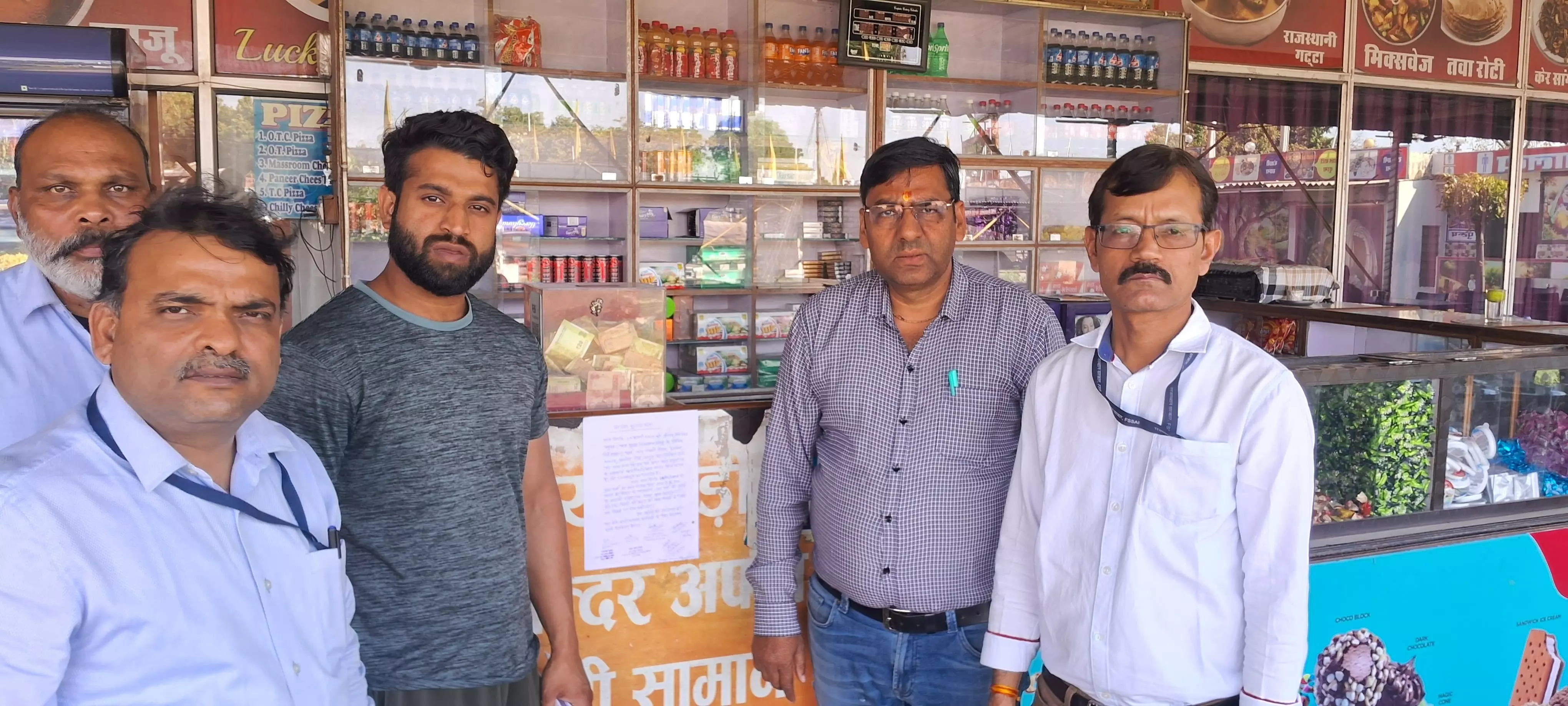 Jaipur: खाद्य सुरक्षा दल की कार्रवाई, फूड लाइसेंस के बिना संचालित होटल्स की रसोई की बंद Jaipur: खाद्य सुरक्षा दल की कार्रवाई, फूड लाइसेंस के बिना संचालित होटल्स की रसोई की बंद