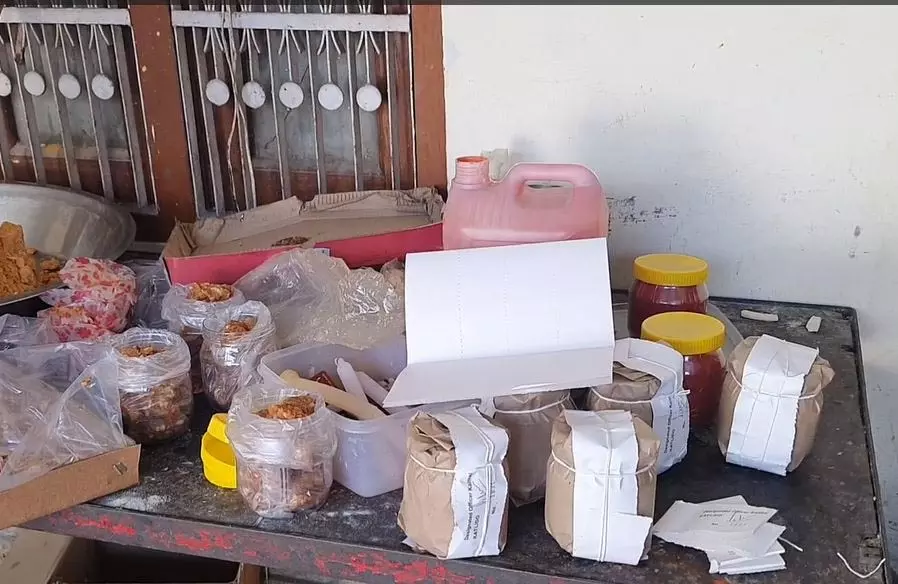 Haryana: स्वास्थ्य विभाग ने मिठाई की दुकान पर मारा छापा Haryana: स्वास्थ्य विभाग ने मिठाई की दुकान पर मारा छापा