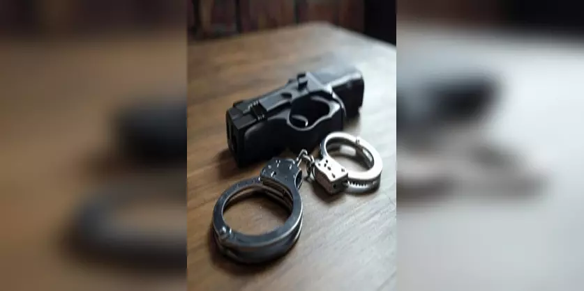 पुलिस मुठभेड़ में शातिर स्नैचर गिरफ्तार, पुलिस ने उसे रुकने का इशारा किया, लेकिन... पुलिस मुठभेड़ में शातिर स्नैचर गिरफ्तार, पुलिस ने उसे रुकने का इशारा किया, लेकिन...