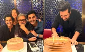 आलिया, रणबीर और विक्की ने संजय लीला भंसाली के जन्मदिन और ‘छावा’ की सफलता का जश्न मनाया आलिया, रणबीर और विक्की ने संजय लीला भंसाली के जन्मदिन और ‘छावा’ की सफलता का जश्न मनाया