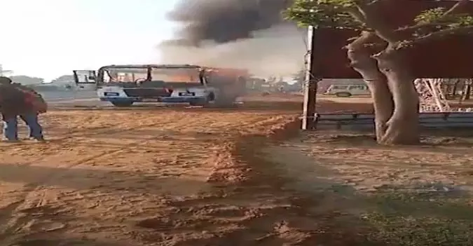 Rajasthan: यात्रियों से भरी बस में अचानक लगी आग, लोगों ने कूदकर बचाई जान Rajasthan: यात्रियों से भरी बस में अचानक लगी आग, लोगों ने कूदकर बचाई जान