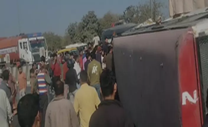 सड़क हादसा, हाईवे पर बस पलटने से कई घायल, VIDEO सड़क हादसा, हाईवे पर बस पलटने से कई घायल, VIDEO