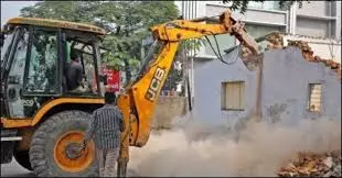 Bareilly: दुकान-मकानों में चला बुलडोजर, नौ घंटे चली कार्रवाई Bareilly: दुकान-मकानों में चला बुलडोजर, नौ घंटे चली कार्रवाई