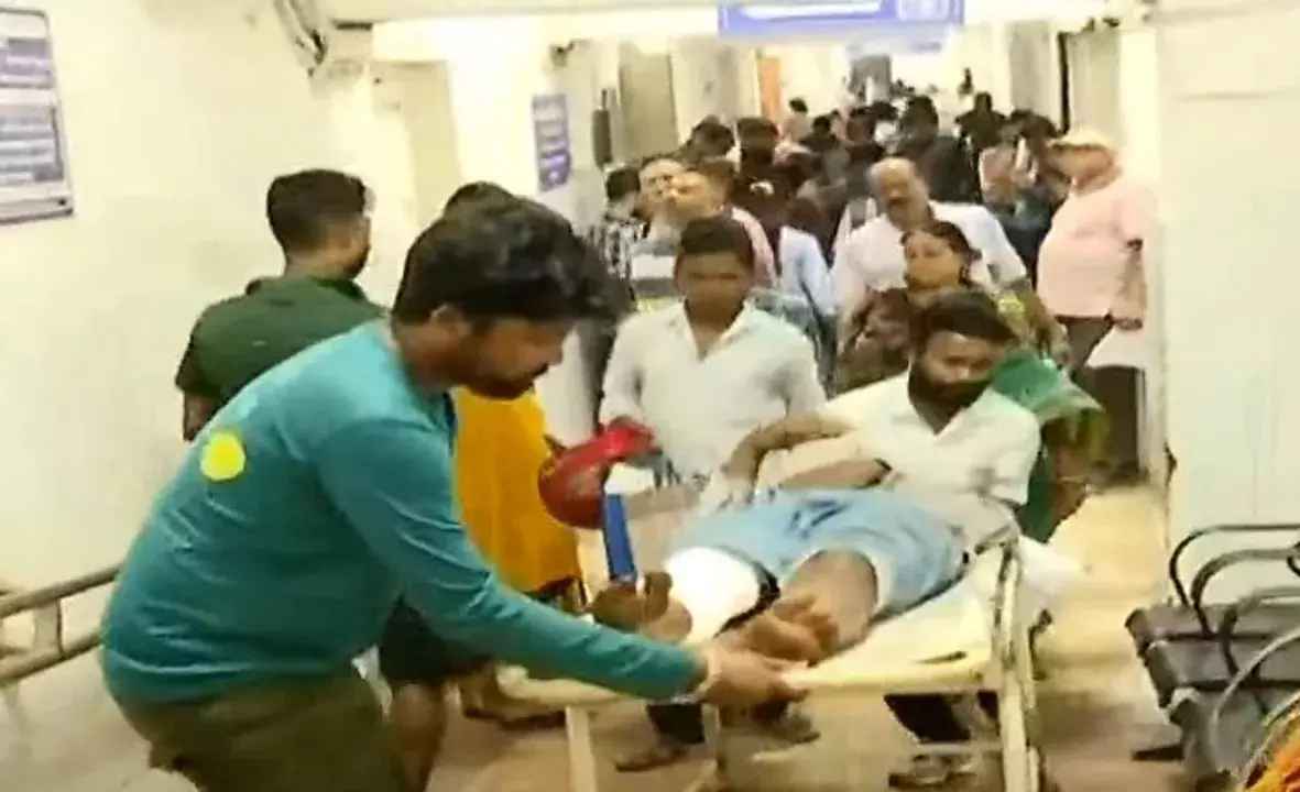 Bhubaneswar: रेलवे स्टेशन के पास मो बस ने युवक को टक्कर मारी Bhubaneswar: रेलवे स्टेशन के पास मो बस ने युवक को टक्कर मारी