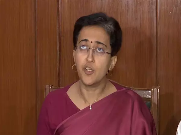 आतिशी ने भाजपा पर सीएमओ और मंत्रियों के कार्यालयों में बीआर अंबेडकर की जगह PM Modi की तस्वीर लगाने का आरोप लगाया आतिशी ने भाजपा पर सीएमओ और मंत्रियों के कार्यालयों में बीआर अंबेडकर की जगह PM Modi की तस्वीर लगाने का आरोप लगाया