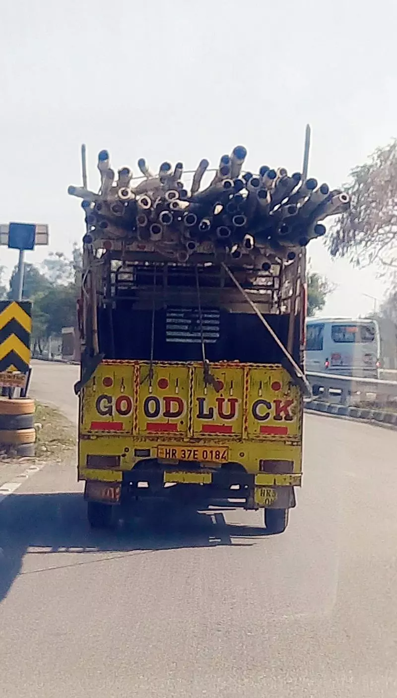 Haryana : ढीले बांस की लकड़ियाँ ले जाने वाले ट्रक ख़तरा Haryana : ढीले बांस की लकड़ियाँ ले जाने वाले ट्रक ख़तरा