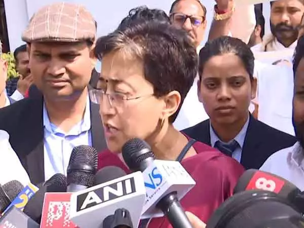 क्या भाजपा सोचती है कि मोदी अंबेडकर से महान हैं? Atishi ने चित्र विवाद के बीच पूछा क्या भाजपा सोचती है कि मोदी अंबेडकर से महान हैं? Atishi ने चित्र विवाद के बीच पूछा