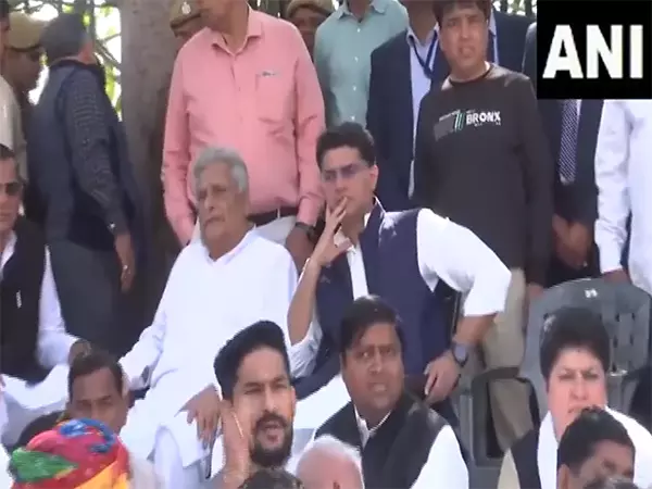 Congress ने 6 विधायकों के निलंबन को लेकर राजस्थान विधानसभा में विरोध प्रदर्शन जारी रखा Congress ने 6 विधायकों के निलंबन को लेकर राजस्थान विधानसभा में विरोध प्रदर्शन जारी रखा
