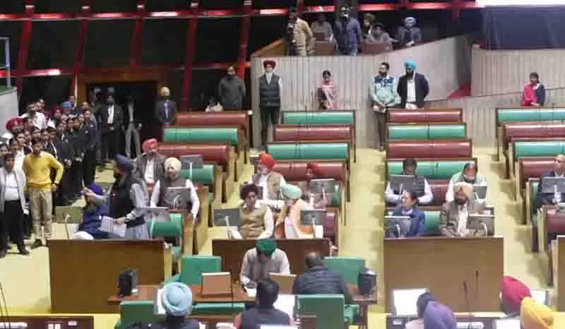 आप सरकार के खिलाफ भ्रष्टाचार के आरोपों को लेकर Punjab विधानसभा में हंगामा आप सरकार के खिलाफ भ्रष्टाचार के आरोपों को लेकर Punjab विधानसभा में हंगामा