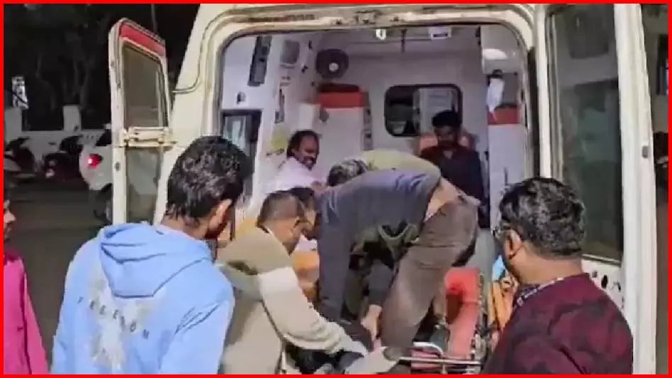 कुंभ यात्रियों का वाहन ट्राले से टकराया, 3 की मौत 7 लोग घायल कुंभ यात्रियों का वाहन ट्राले से टकराया, 3 की मौत 7 लोग घायल