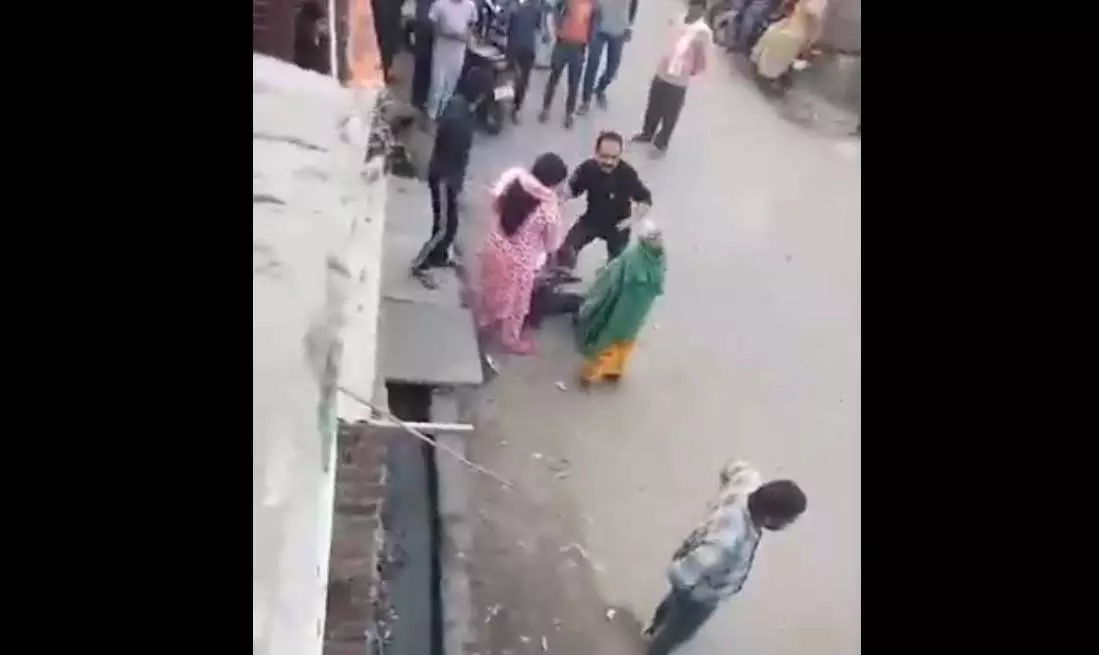 मानवता को शर्मसार करने वाला वीडियो वायरल, बुजुर्ग को जोरदार थप्पड़ मारकर नीचे गिराया मानवता को शर्मसार करने वाला वीडियो वायरल, बुजुर्ग को जोरदार थप्पड़ मारकर नीचे गिराया