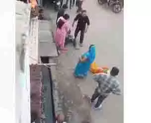 मानवता को शर्मसार करने वाला वीडियो वायरल, दबंग ने बुजुर्ग दंपत्ति को जमकर पीटा मानवता को शर्मसार करने वाला वीडियो वायरल, दबंग ने बुजुर्ग दंपत्ति को जमकर पीटा