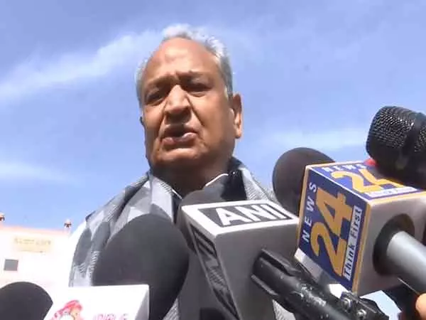 अशोक गहलोत ने 6 कांग्रेस विधायकों के निलंबन पर BJP की आलोचना की अशोक गहलोत ने 6 कांग्रेस विधायकों के निलंबन पर BJP की आलोचना की