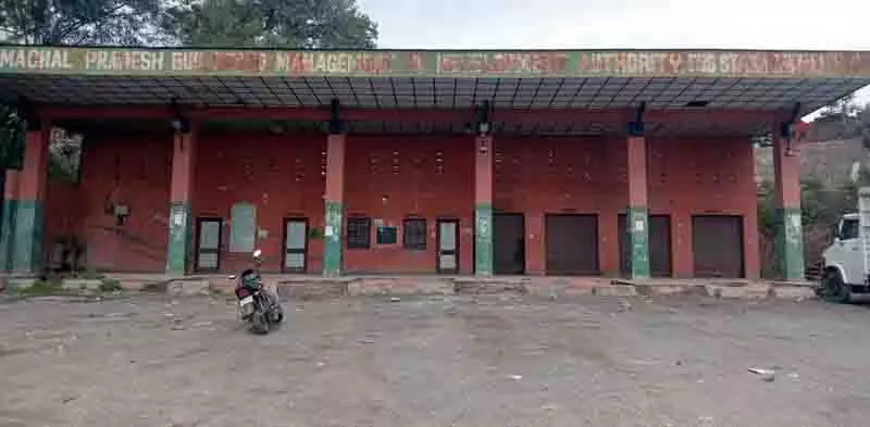 Himachal: 15 साल बाद भी जवाली बस स्टैंड वीरान पड़ा Himachal: 15 साल बाद भी जवाली बस स्टैंड वीरान पड़ा