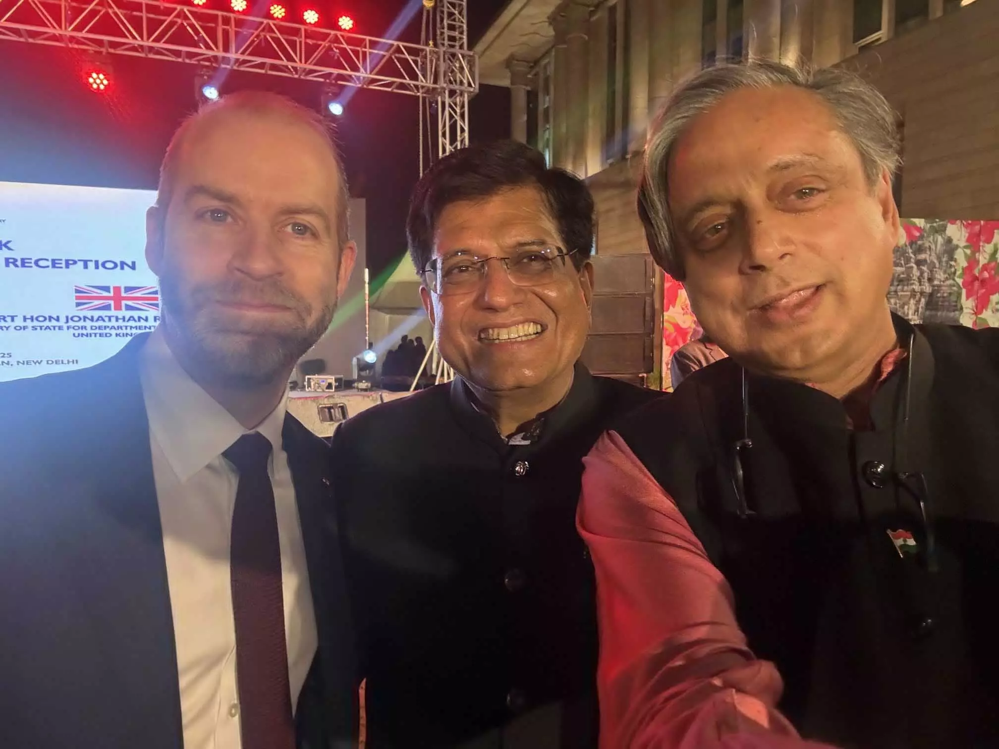 BIG BREAKING: कांग्रेस से बढ़ी तल्खियों के बीच अब शशि थरूर ने केंद्रीय मंत्री संग शेयर की सेल्फी BIG BREAKING: कांग्रेस से बढ़ी तल्खियों के बीच अब शशि थरूर ने केंद्रीय मंत्री संग शेयर की सेल्फी