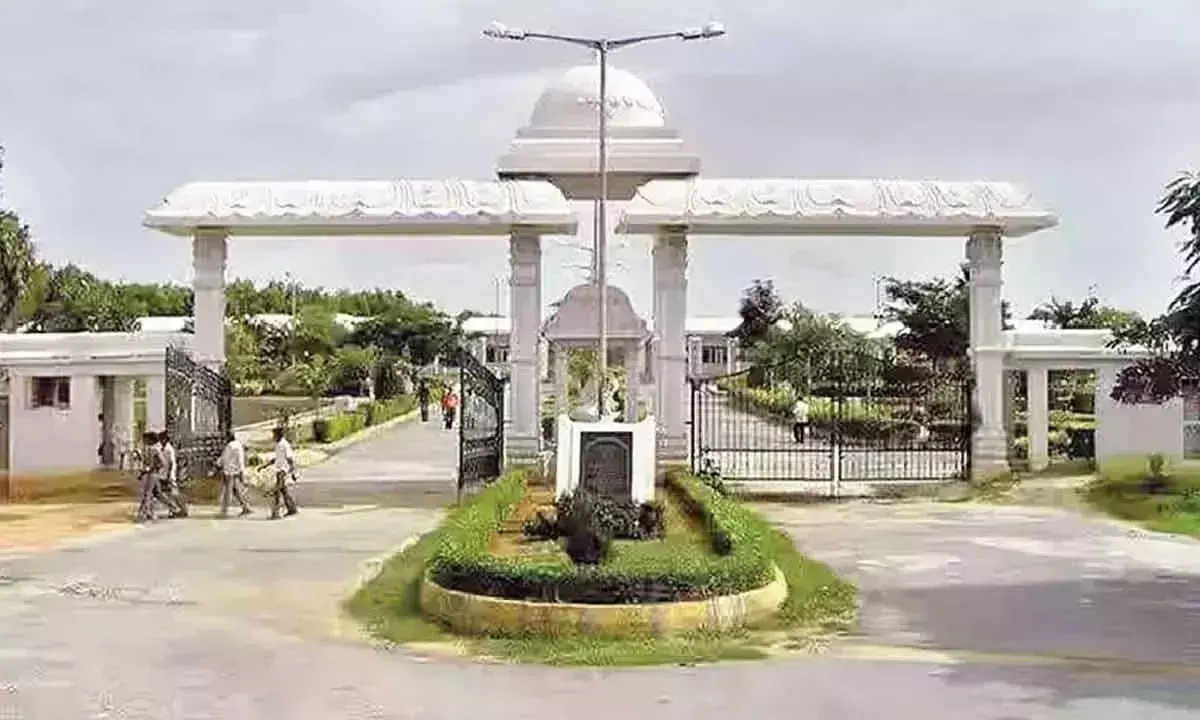 द्रविड़ विश्वविद्यालय में नेतृत्व संबंधी समस्याओं के कारण उसका शैक्षणिक भविष्य प्रभावित द्रविड़ विश्वविद्यालय में नेतृत्व संबंधी समस्याओं के कारण उसका शैक्षणिक भविष्य प्रभावित