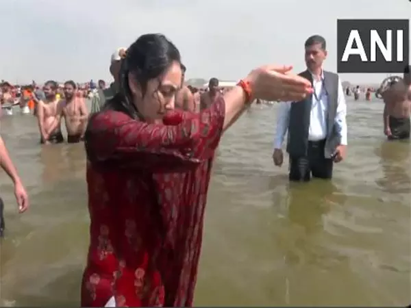 पूर्व भाजपा नेता नूपुर शर्मा ने चल रहे MahaKumbh के बीच त्रिवेणी संगम में पवित्र स्नान किया पूर्व भाजपा नेता नूपुर शर्मा ने चल रहे MahaKumbh के बीच त्रिवेणी संगम में पवित्र स्नान किया