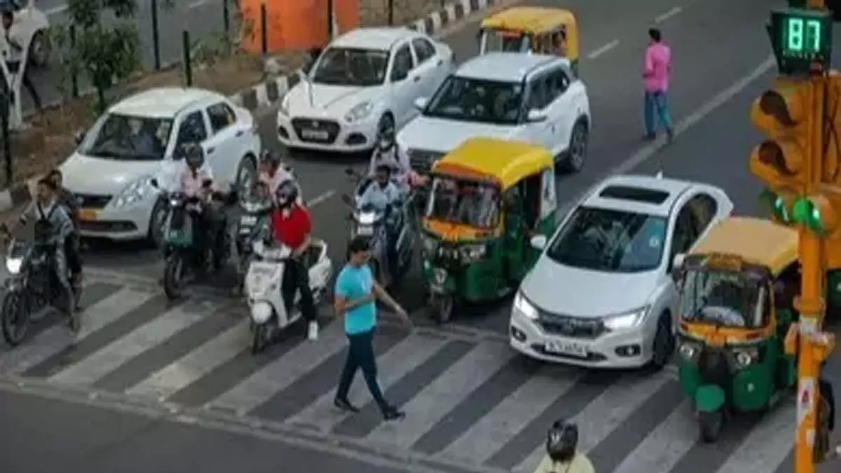 पैदल यात्रियों का आरोप, कार चालक ने पैसे मांगने के लिए जानबूझकर उन्हें टक्कर मारी पैदल यात्रियों का आरोप, कार चालक ने पैसे मांगने के लिए जानबूझकर उन्हें टक्कर मारी