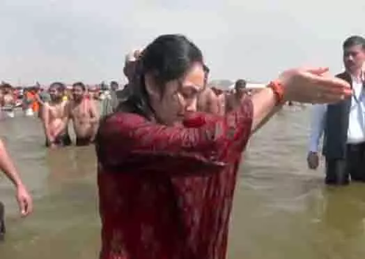 चल रहे महाकुंभ के बीच पूर्व बीजेपी नेता नूपुर शर्मा ने त्रिवेणी संगम पर पवित्र डुबकी लगाई चल रहे महाकुंभ के बीच पूर्व बीजेपी नेता नूपुर शर्मा ने त्रिवेणी संगम पर पवित्र डुबकी लगाई