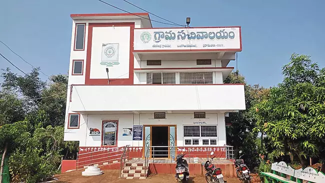 Andhra: सचिवालयों में अधिशेष कर्मचारियों की संख्या 15,498 Andhra: सचिवालयों में अधिशेष कर्मचारियों की संख्या 15,498