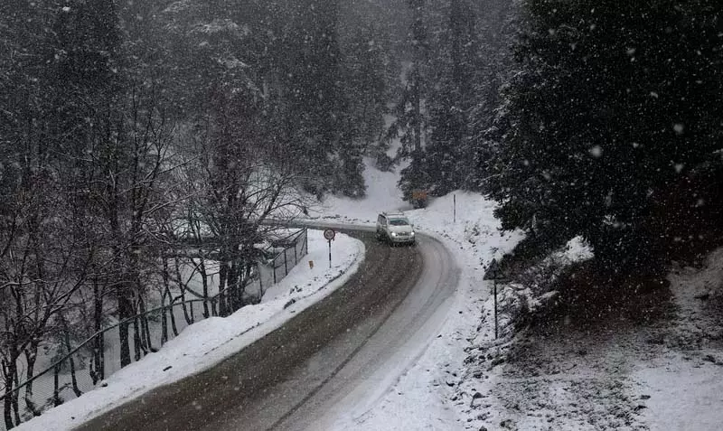 J&K में अगले तीन दिनों तक बारिश-बर्फबारी की संभावना J&K में अगले तीन दिनों तक बारिश-बर्फबारी की संभावना