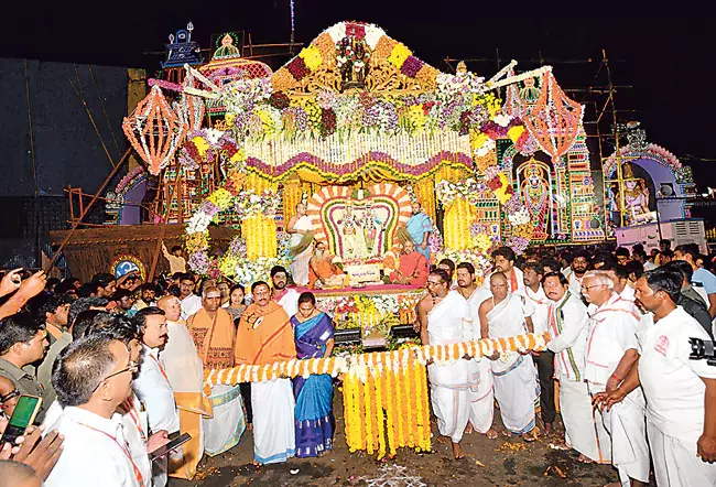Andhra: श्रीशैलम क्षेत्र में महाशिवरात्रि ब्रह्मोत्सव भव्य तरीके से मनाया जा रहा Andhra: श्रीशैलम क्षेत्र में महाशिवरात्रि ब्रह्मोत्सव भव्य तरीके से मनाया जा रहा