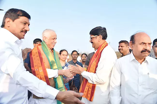 Andhra: श्रीशैला मल्लन्ना की सेवा में राज्यपाल युगल Andhra: श्रीशैला मल्लन्ना की सेवा में राज्यपाल युगल