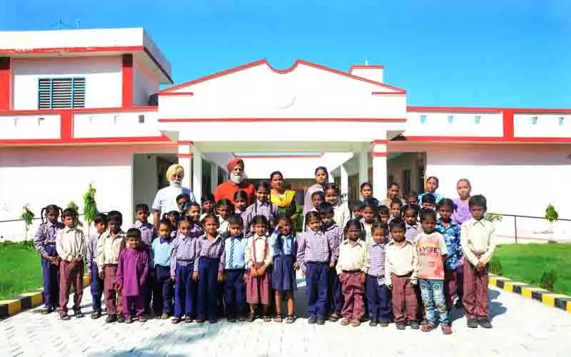 NRI के प्रयासों से स्कूल परिसर में फिर से रौनक लौटी NRI के प्रयासों से स्कूल परिसर में फिर से रौनक लौटी