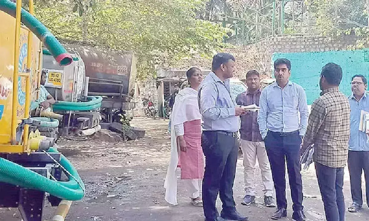 जल बोर्ड के कार्यकारी निदेशक ने टैंकर फिलिंग स्टेशनों का निरीक्षण किया जल बोर्ड के कार्यकारी निदेशक ने टैंकर फिलिंग स्टेशनों का निरीक्षण किया