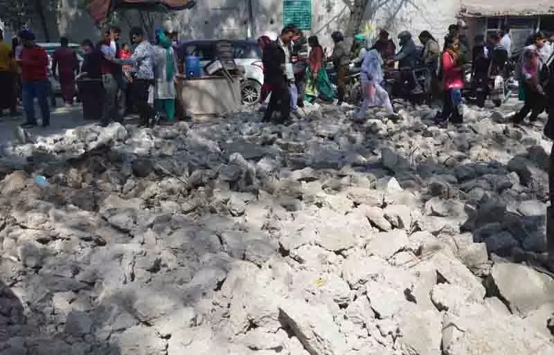Hospital में इंटरलॉकिंग टाइल्स की गुणवत्ता पर उठे सवाल Hospital में इंटरलॉकिंग टाइल्स की गुणवत्ता पर उठे सवाल