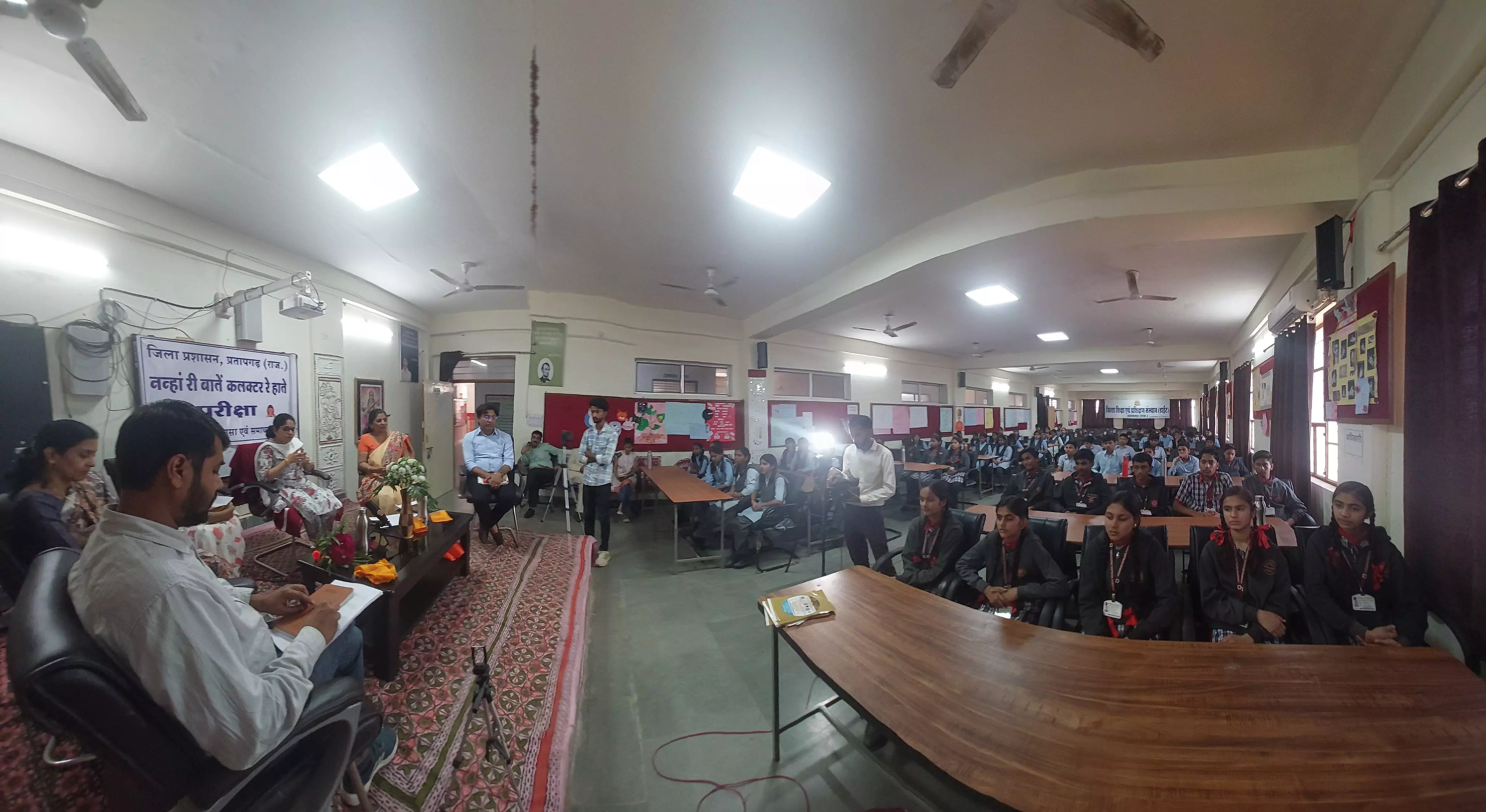 Pratapgarh: जिला कलेक्टर ने विद्यार्थियों से की वार्ता बच्चों ने कलेक्टर से लिए एग्जाम टिप्स Pratapgarh: जिला कलेक्टर ने विद्यार्थियों से की वार्ता बच्चों ने कलेक्टर से लिए एग्जाम टिप्स