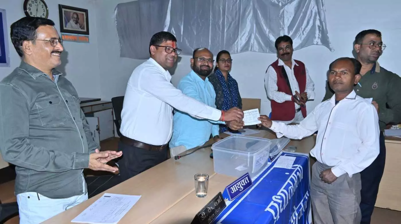 भिलाई नगर निगम ने लॉटरी निकालकर 24 हितग्राहियो को आवास आबंटन किया भिलाई नगर निगम ने लॉटरी निकालकर 24 हितग्राहियो को आवास आबंटन किया